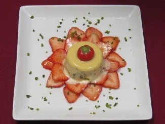 Waldmeistercreme auf Erdbeercarpaccio - Rezept