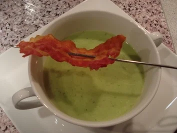 Rezept: Erbsencremesüppchen mit Bacon-Spieß Erbsencremesüppchen mit Bacon-Spieß - Rezept