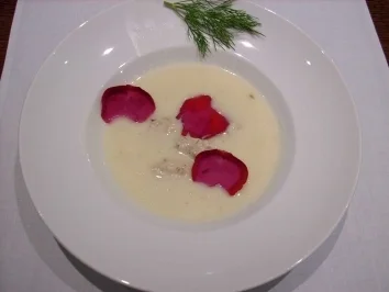 Schwertfischsuppe mit Klößchen und Rosenblättern - Rezept