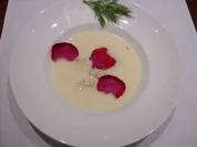 Rezept: Schwertfischsuppe mit Klößchen und Rosenblättern Schwertfischsuppe mit Klößchen und Rosenblättern - Rezept