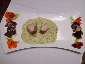 Rezept: Schweinefilet mit Rote Bete und schwarzen Trüffeln an Petersiliensoße Schweinefilet mit Rote Bete und schwarzen Trüffeln an Petersiliensoße - Rezept