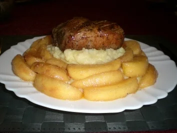 Schweinefilet auf Sellerie-Kartoffelpüree mit karamellisierten Äpfel - Rezept