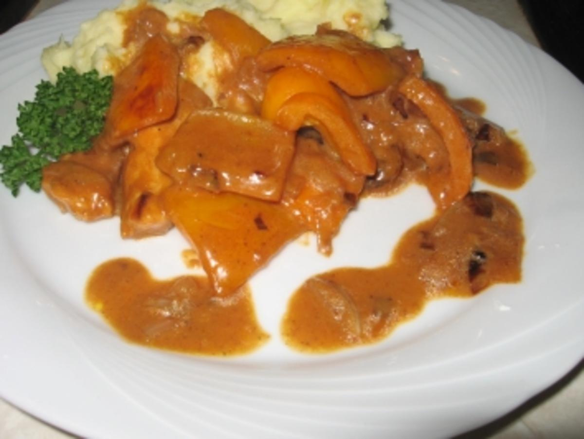 Paprikapfanne mit Hähnchenbrust auf Kartoffelpüree - Rezept - kochbar.de