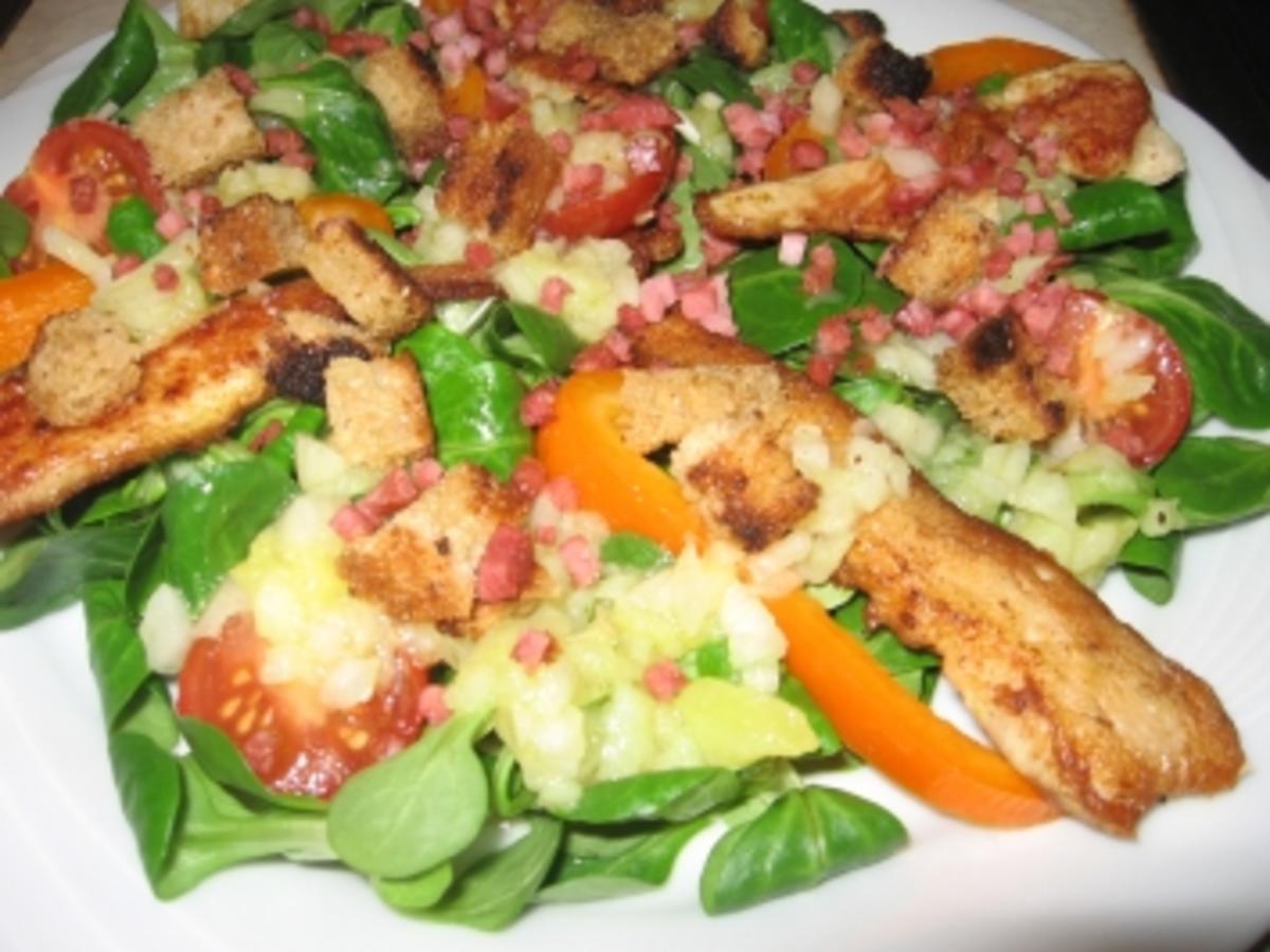 Feldsalat mit Hähnchenbrust und warmen Kartoffeldressing - Rezept ...