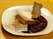 Spekulatius-Eisparfait auf heißen Glühweinhimbeeren - Rezept