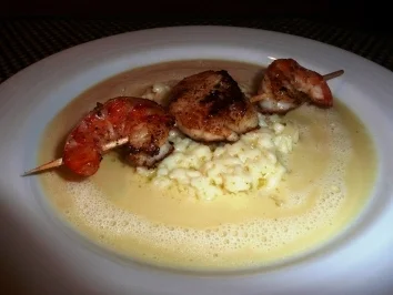 Spieß von Scampi und Jakobsmuschel auf Kokosrisotto mit Thai-Curryschaum - Rezept