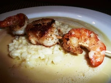 Spieß von Scampi und Jakobsmuschel auf Kokosrisotto mit Thai-Curryschaum - Rezept