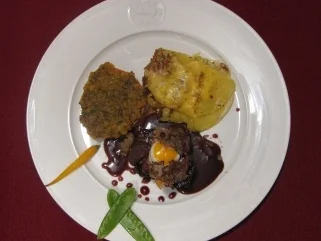 Filet Rossini mit Sieglinde-Gratin und Krusten-Tomate - Rezept