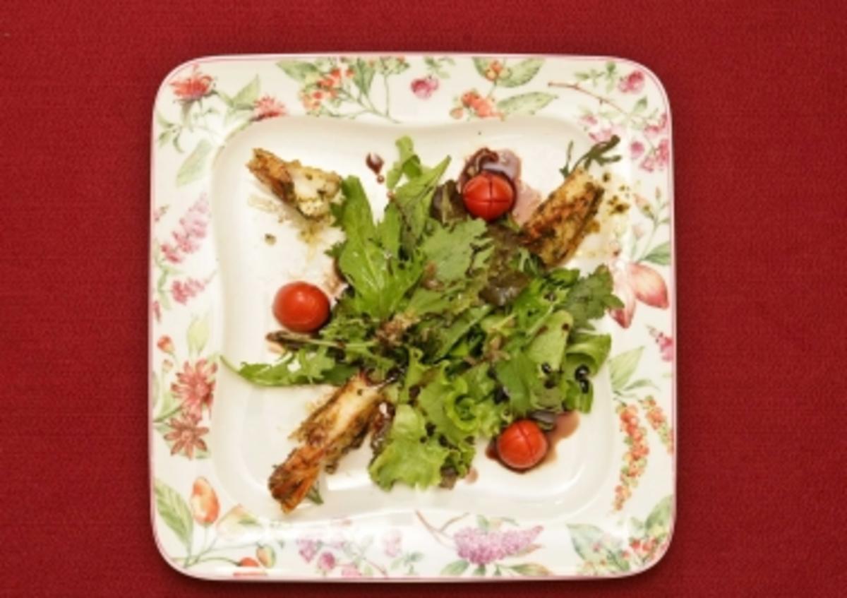 Gebratene Gambas mit Kräutern, Blattsalat und gebackenen Cherrytomaten (Tom Astor) - Rezept