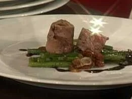 Rezept: Lammroulade mit Paprika, Mandeln und grünen Bohnen Lammroulade mit Paprika, Mandeln und grünen Bohnen - Rezept