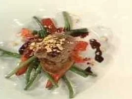 Rezept: Lammroulade mit Paprika, Mandeln und grünen Bohnen a la Mälzer Lammroulade mit Paprika, Mandeln und grünen Bohnen a la Mälzer - Rezept