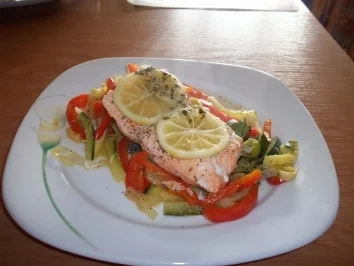 Lachsfilet im Gemüsebett - Rezept