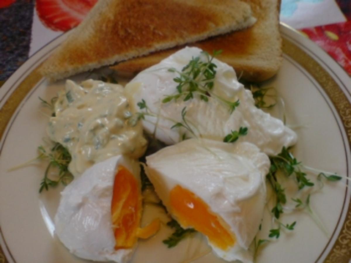 Verlorene Eier mit Kräuter-Senf-Mayonnaise - Rezept
