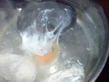 Verlorene Eier mit Kräuter-Senf-Mayonnaise - Rezept