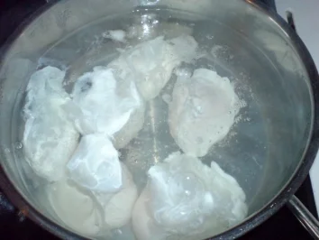 Verlorene Eier mit Kräuter-Senf-Mayonnaise - Rezept