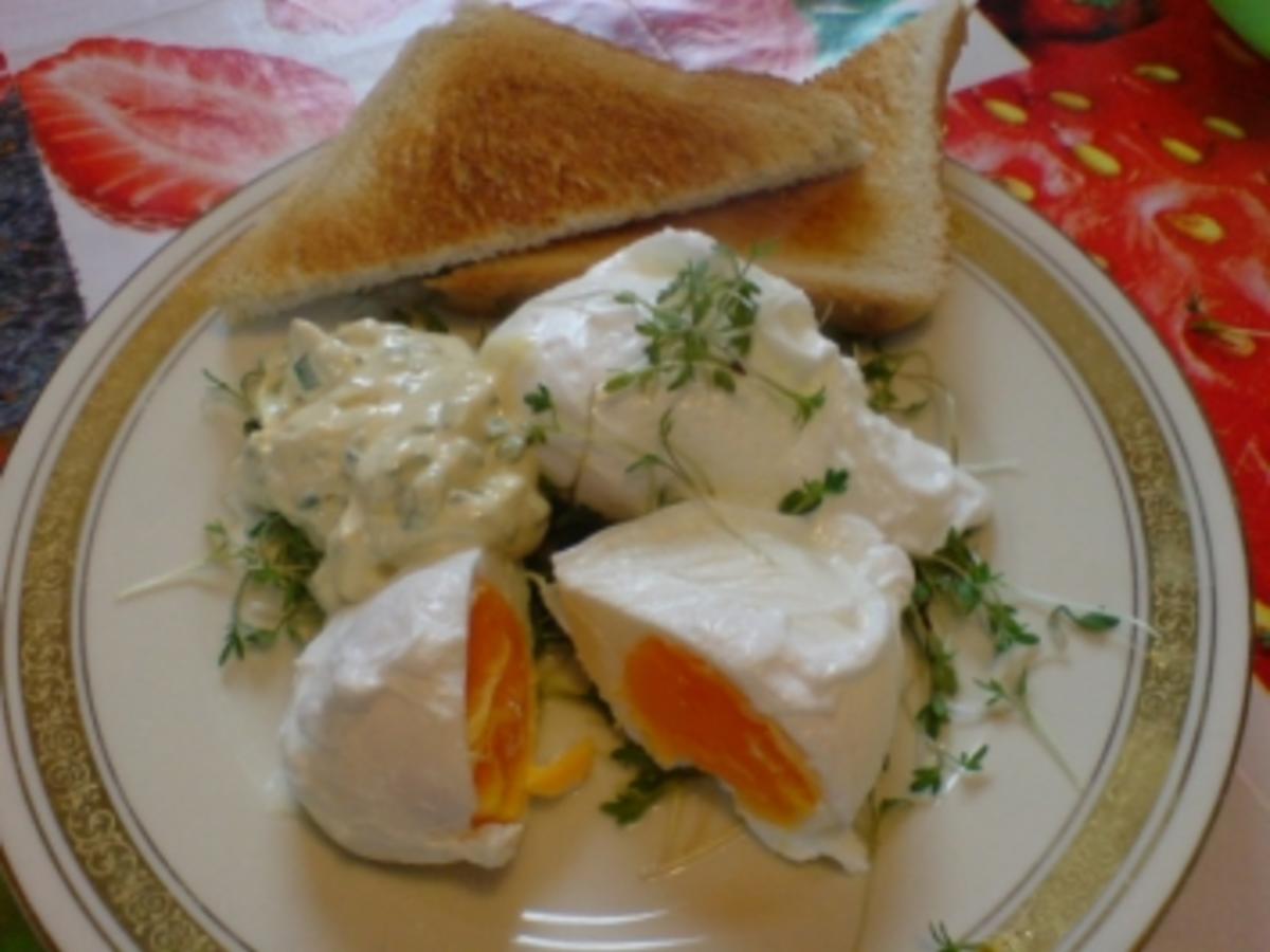 Verlorene Eier mit Kräuter-Senf-Mayonnaise - Rezept - kochbar.de