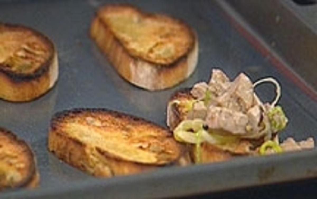 Tunfisch, gewürfelt mit gebratenen Kapern, Crostini - Rezept