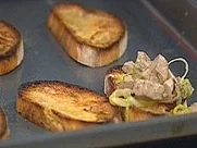 Tunfisch, gewürfelt mit gebratenen Kapern, Crostini - Rezept