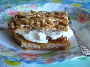 Kuchen: Saftiger Aprikosen-Bienenstich - Rezept - Bild Nr. 2
