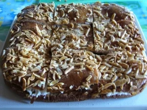 Kuchen: Saftiger Aprikosen-Bienenstich - Rezept - Bild Nr. 4