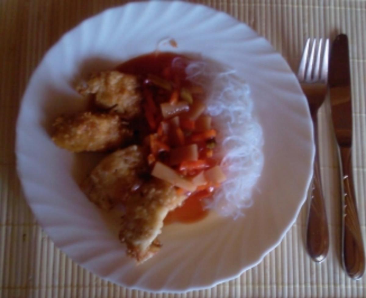 Knusperfisch auf Reisnudeln mit Süß-Sauersoße - Rezept