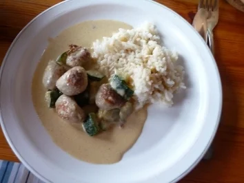 Rezept: Bratwurstbällchen mit Zucchini Bratwurstbällchen mit Zucchini - Rezept