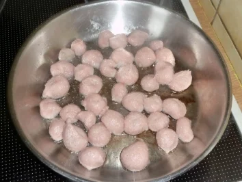 Rezept: Bratwurstbällchen mit Zucchini Bratwurstbällchen mit Zucchini - Rezept