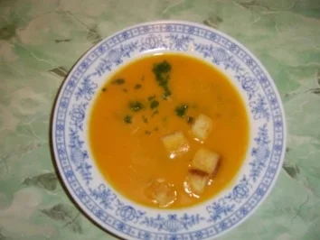 Kürbiscremsuppe mit Safran und Wachholderlauch - Rezept