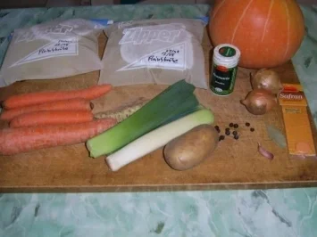 Kürbiscremsuppe mit Safran und Wachholderlauch - Rezept