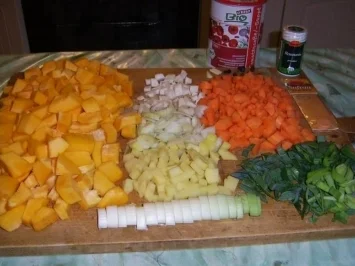 Kürbiscremsuppe mit Safran und Wachholderlauch - Rezept