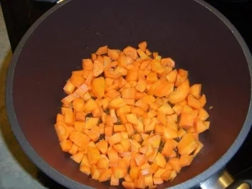 Kürbiscremsuppe mit Safran und Wachholderlauch - Rezept