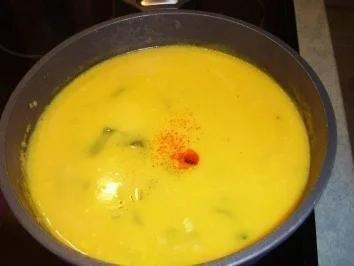 Kürbiscremsuppe mit Safran und Wachholderlauch - Rezept