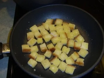 Kürbiscremsuppe mit Safran und Wachholderlauch - Rezept