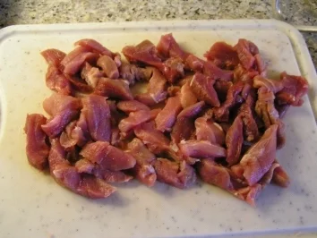 Schweinefiletstreifen asiatisch mit buntem Gemüse und Reisgugelhupf - Rezept