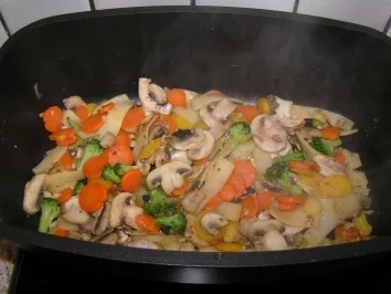 Schweinefiletstreifen asiatisch mit buntem Gemüse und Reisgugelhupf - Rezept