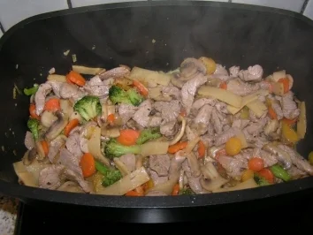 Schweinefiletstreifen asiatisch mit buntem Gemüse und Reisgugelhupf - Rezept