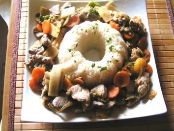 Schweinefiletstreifen asiatisch mit buntem Gemüse und Reisgugelhupf - Rezept