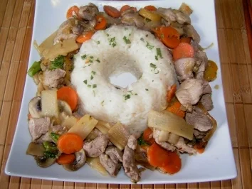Schweinefiletstreifen asiatisch mit buntem Gemüse und Reisgugelhupf - Rezept