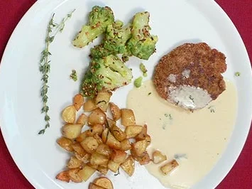 Amarantplätzchen mit Kräuter-Pastis-Soße, Romanesco und Kartoffelwürfeln - Rezept