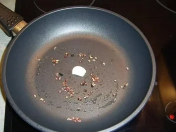 Tomaten-Nudelsalat mit flambierten Szechuanpfeffer-Hühnerbrustfilet - Rezept - Bild Nr. 3