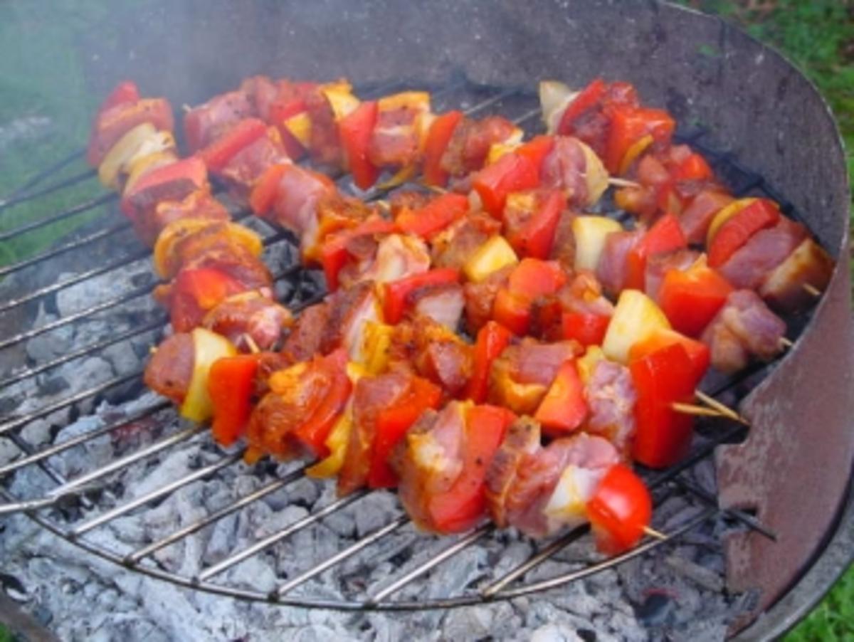 Hähnchenspieße nach ungarischer Art mit Grilltomaten - Rezept - kochbar.de