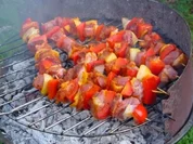 Hähnchenspieße nach ungarischer Art mit Grilltomaten - Rezept