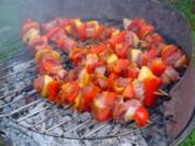 Hähnchenspieße nach ungarischer Art mit Grilltomaten - Rezept