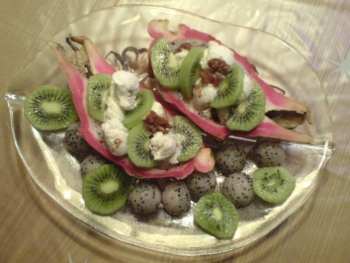 Pitahaya mit Walnußeis und Kiwi - Rezept Eingereicht von DeMona