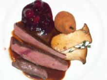 Gebratenes Hasenrückenfilet mit Rotweinkirschen und Kartoffelbirnen - Rezept