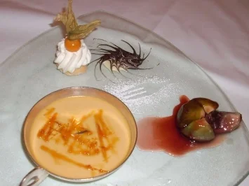 Rezept: Weiße Kaffeecreme an Rotweinfeigen und süßen Maisbrötchen Weiße Kaffeecreme an Rotweinfeigen und süßen Maisbrötchen - Rezept