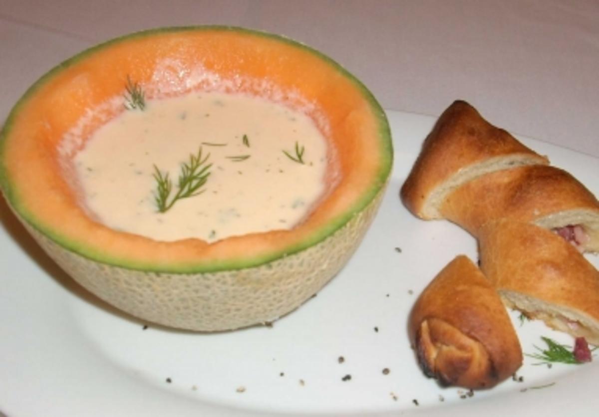 Kalte Melonen-Joghurtsuppe mit Hefe-Pizzacracker - Rezept