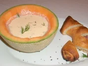 Kalte Melonen-Joghurtsuppe mit Hefe-Pizzacracker - Rezept