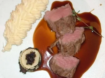 Rehrücken mit getrüffeltem Apfel-Millefeuille und Petersilien-Mousseline - Rezept