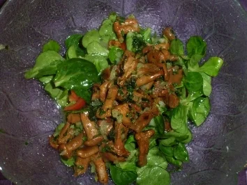 Rezept: Pfifferlinge auf Feldsalat Pfifferlinge auf Feldsalat - Rezept